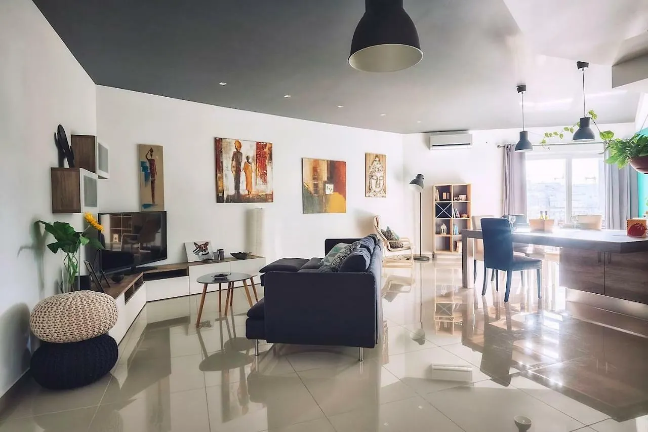 Bright Apartment In St Julians - Free Parking Saint Julian's